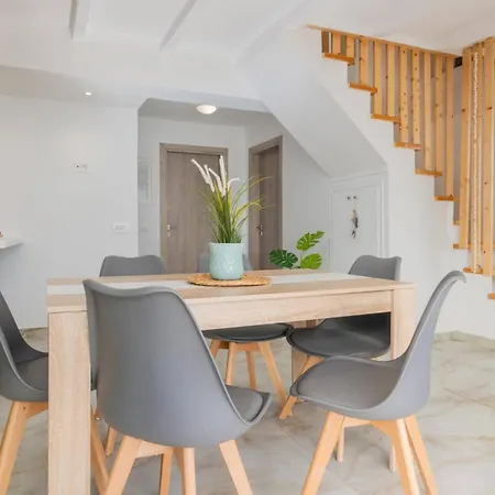 别墅 Delphini By *